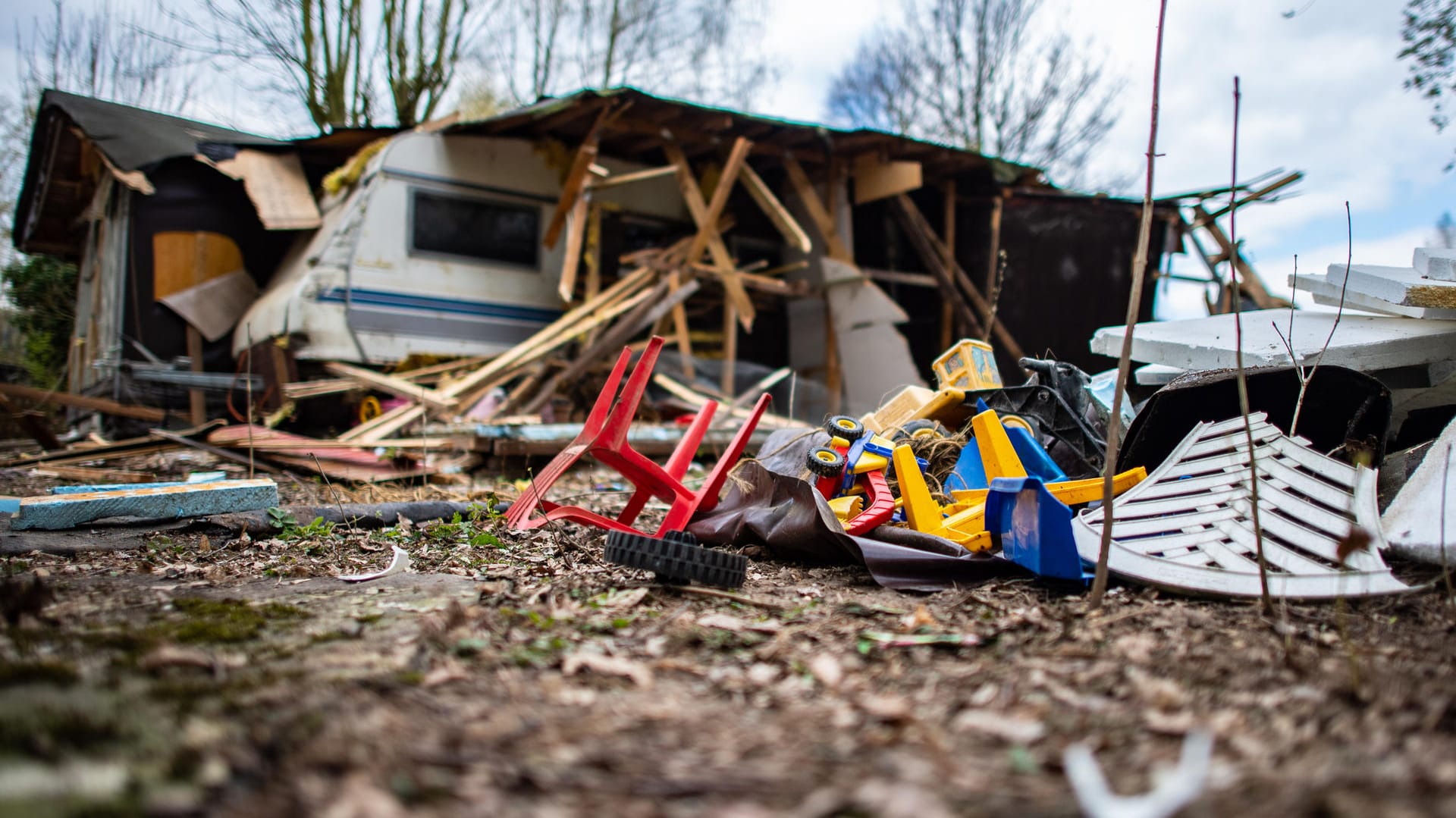 Die zum Teil bereits abgerissenen Parzelle des mutmaßlichen Täters auf dem Campingplatz Eichwald: Der Campingplatzbetreiber lässt den Tatort abreißen, auf dem mehrere Kinder missbraucht und dabei gefilmt wurden.