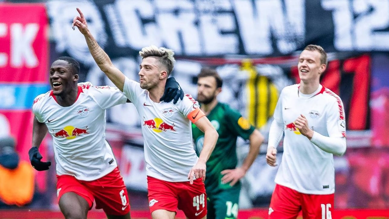 Frühe Führung: Leipzigs Kevin Kampl (M.) lässt sich für sein Tor zum 1:0 feiern.