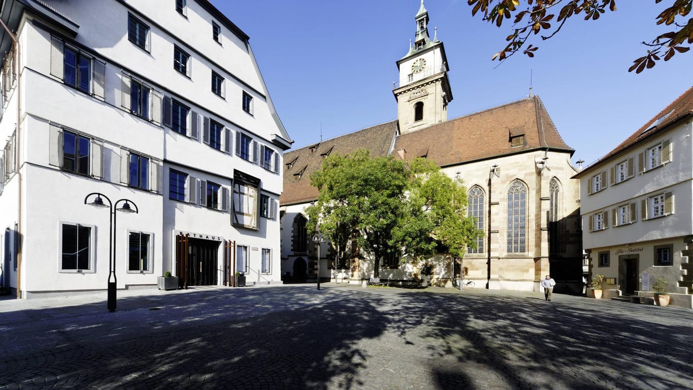 In der Nähe des Marktplatzes im Stuttgarter Stadtteil Bad Cannstatt soll es zu einer Massenschlägerei gekommen sein.