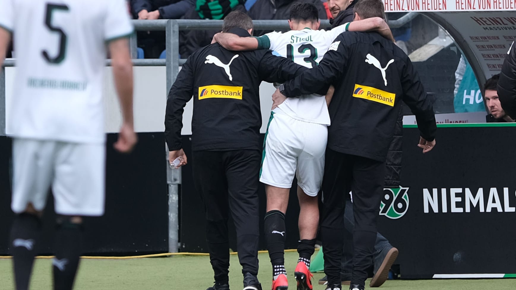 Bitterer Moment: Gladbachs Betreuer helfen Lars Stindl vom Platz.