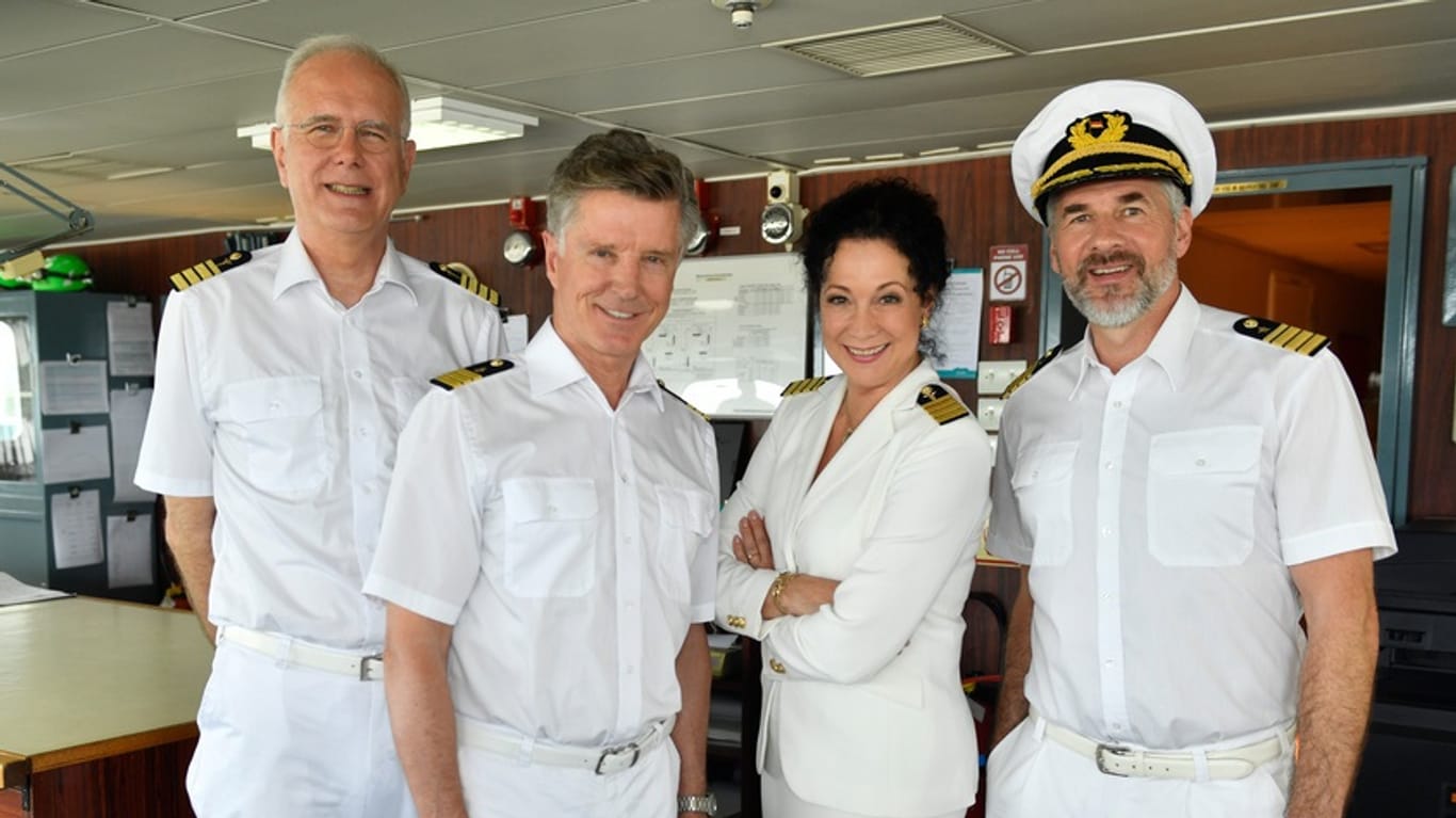 Die "Traumschiff"-Crew: Oskar Schifferle (Harald Schmidt), Dr. Sander (Nick Wilder), Hanna Leibhold (Barbara Wussow) und Offizier Martin Grimm (Daniel Morgenroth).
