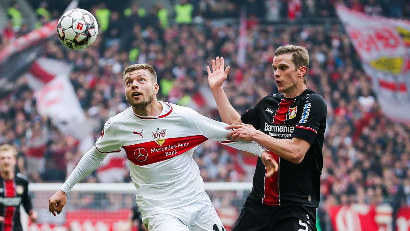 Seltener Sieger: Stuttgarts Alexander Esswein (l.) behauptet den Ball gegen seinen Leverkusener Gegenspieler Sven Bender.