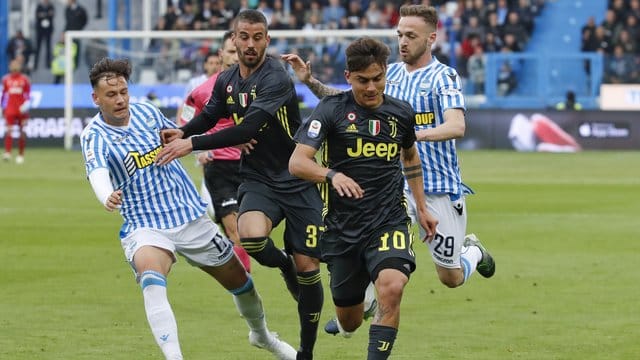 Juventus Turins Paulo Dybala (r) stürmt auf das Tor von Spal Ferrara.