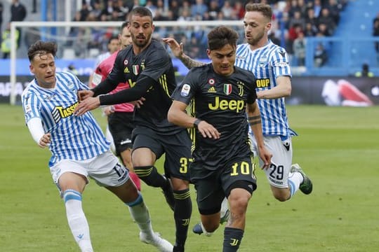 Juventus Turins Paulo Dybala (r) stürmt auf das Tor von Spal Ferrara.