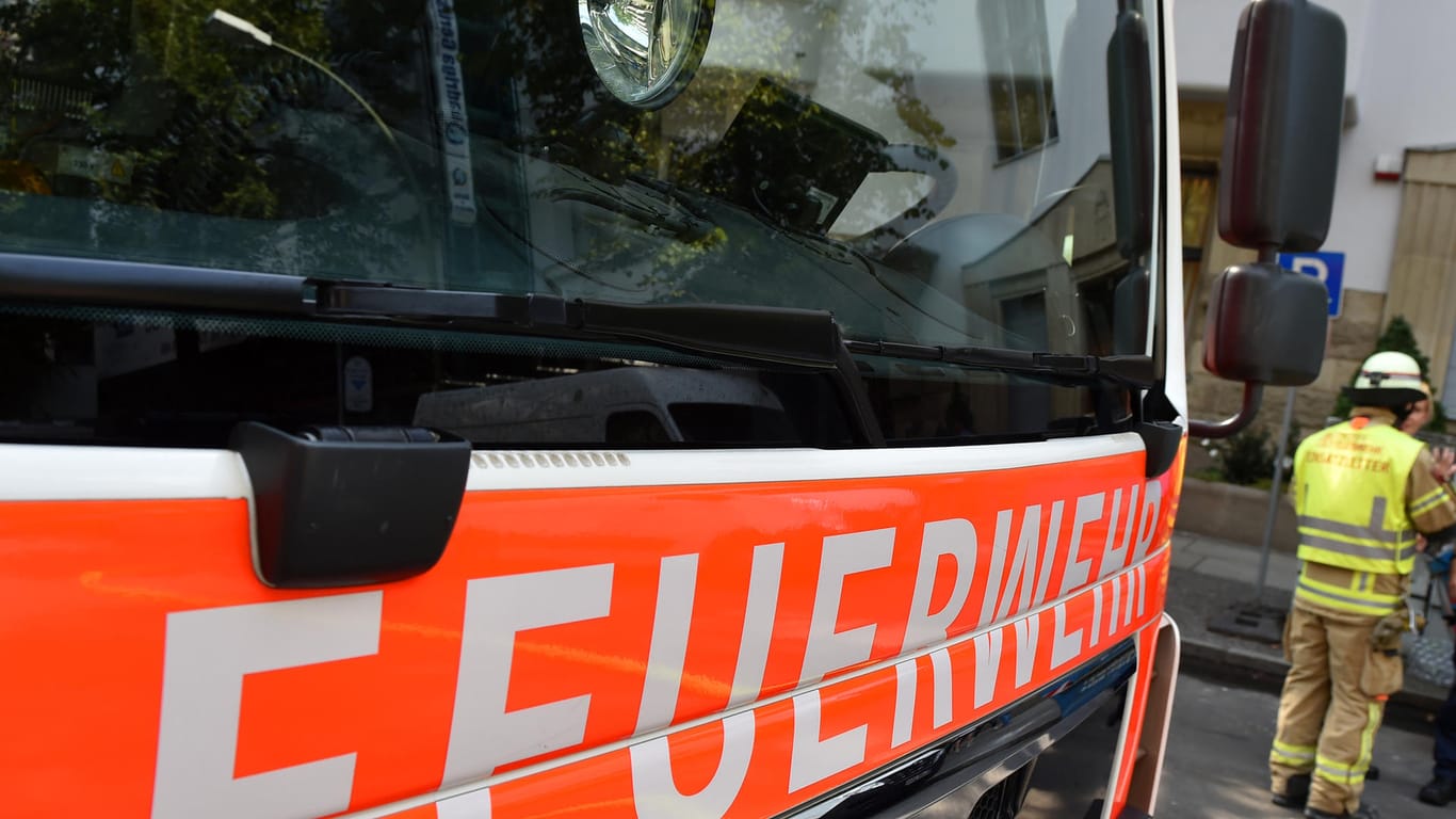 Einsatzfahrzeug der Feuerwehr: Feuerwehrleute hatten in Essen einen mehrstündigen Einsatz an der eigenen Wache.