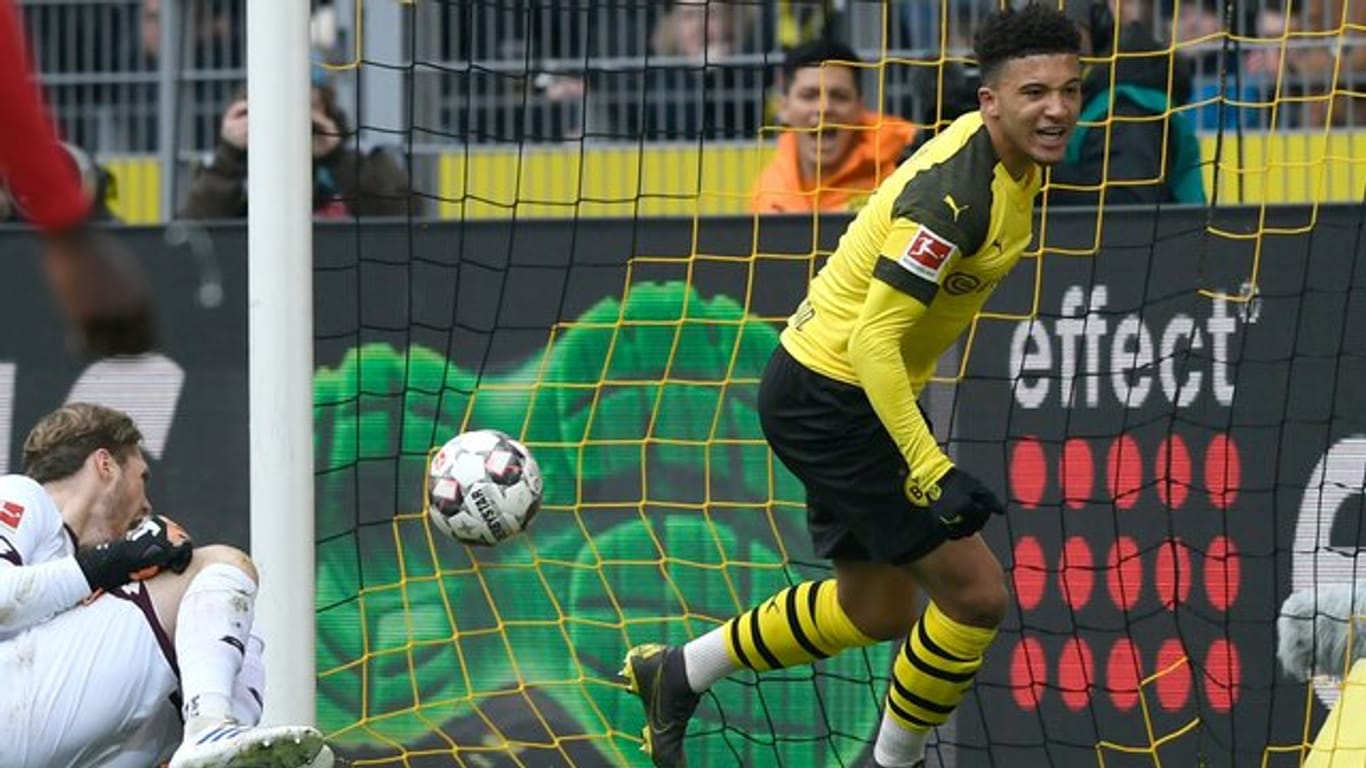 Dortmunds Jadon Sancho (r) bejubelt das Tor zum 1:0 gegen Mainz.