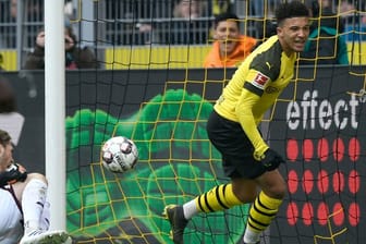 Dortmunds Jadon Sancho (r) bejubelt das Tor zum 1:0 gegen Mainz.