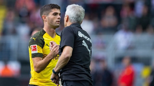 Dortmunds Christian Pulisic (l) ist bei dem heutigen Bundesligaspiel verletzungsbedingt nicht im Kader. Dortmunds Christian Pulisic (l) ist bei dem heutigen Bundesligaspiel verletzungsbedingt nicht im Kader.