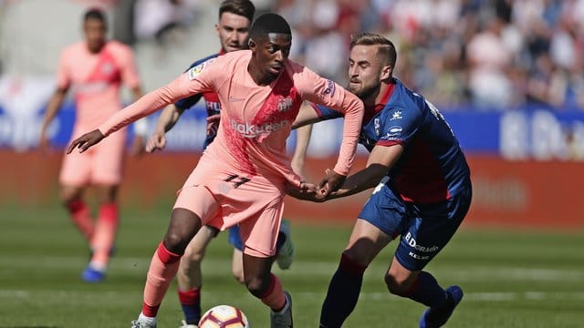 FC Barcelona Ousmane Dembele (M) im Zweikampf mit SD Huescas Jorge Pulido (r).