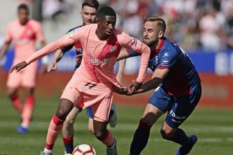 FC Barcelona Ousmane Dembele (M) im Zweikampf mit SD Huescas Jorge Pulido (r).