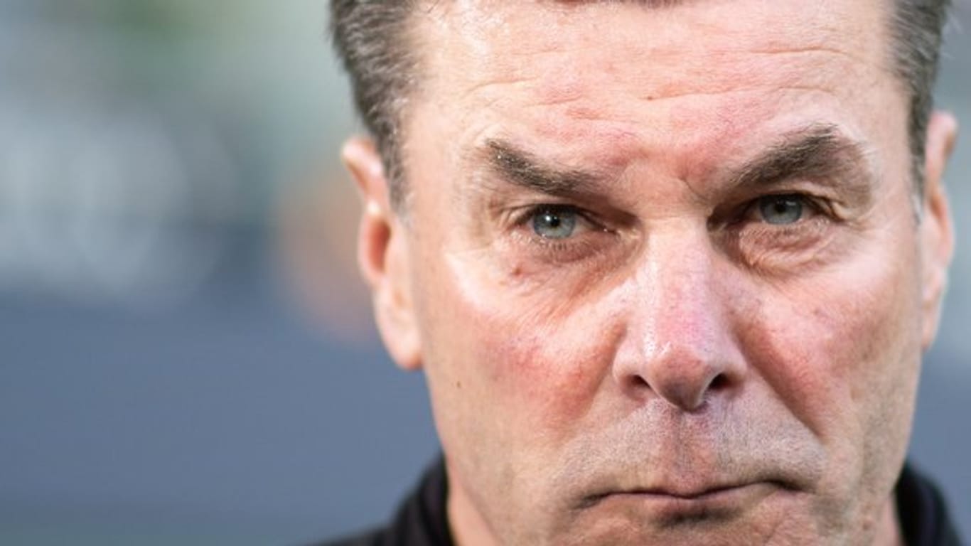 Gladbachs Trainer Dieter Hecking schliesst eine Hannover-Rückkehr als Sportchef zur neuen Saison aus.