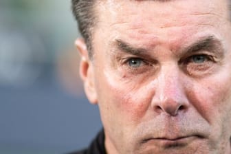 Gladbachs Trainer Dieter Hecking schliesst eine Hannover-Rückkehr als Sportchef zur neuen Saison aus.