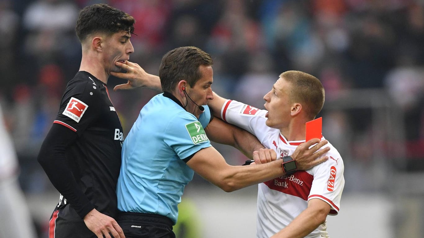 Der Aufreger des Spieltags: Stuttgarts Santiago Ascacibar geht nach seiner Spuckattacke auf Gegenspieler Kai Havertz los und lässt sich auch von Schiri Tobias Stieler nicht bremsen.