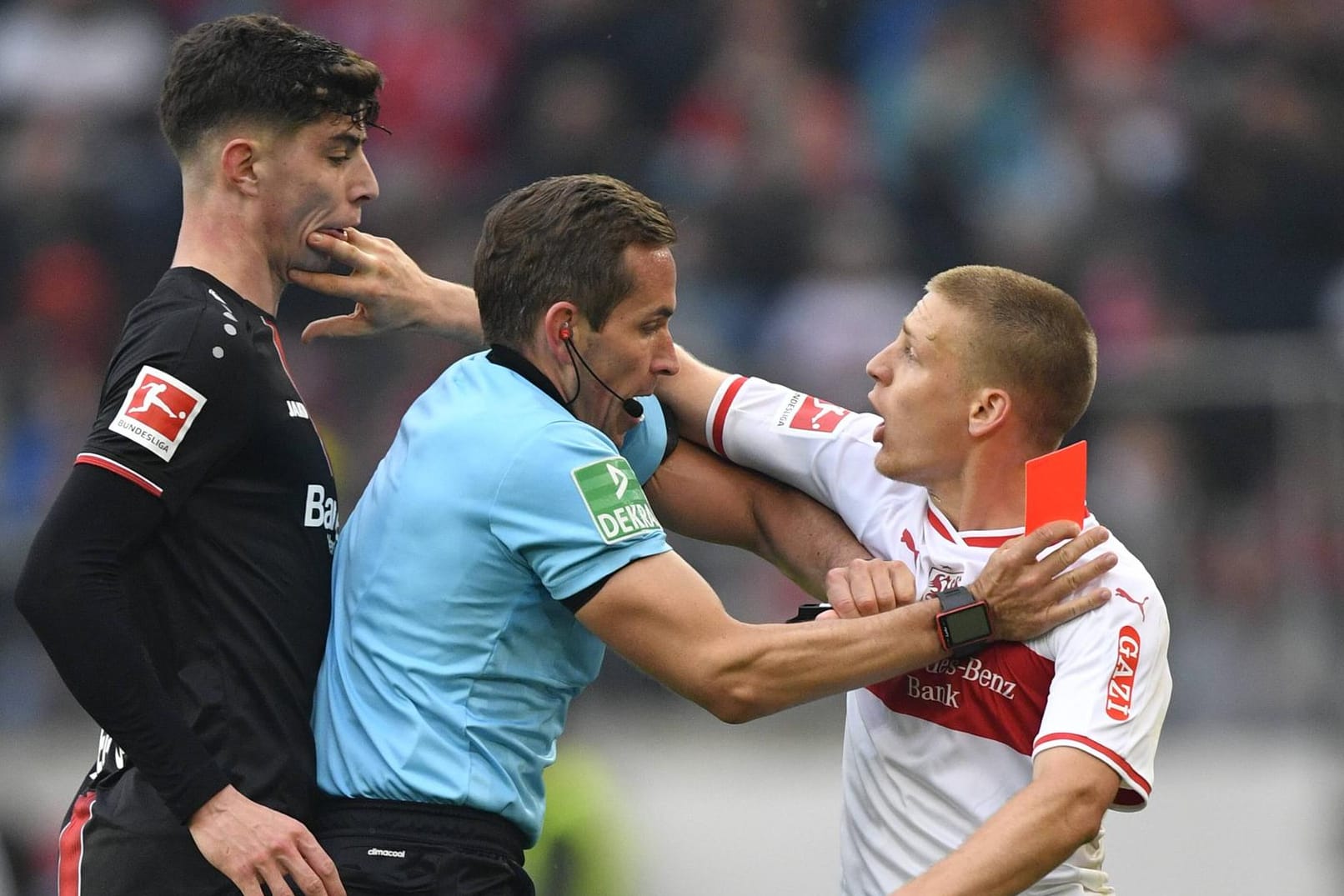Der Aufreger des Spieltags: Stuttgarts Santiago Ascacibar geht nach seiner Spuckattacke auf Gegenspieler Kai Havertz los und lässt sich auch von Schiri Tobias Stieler nicht bremsen.