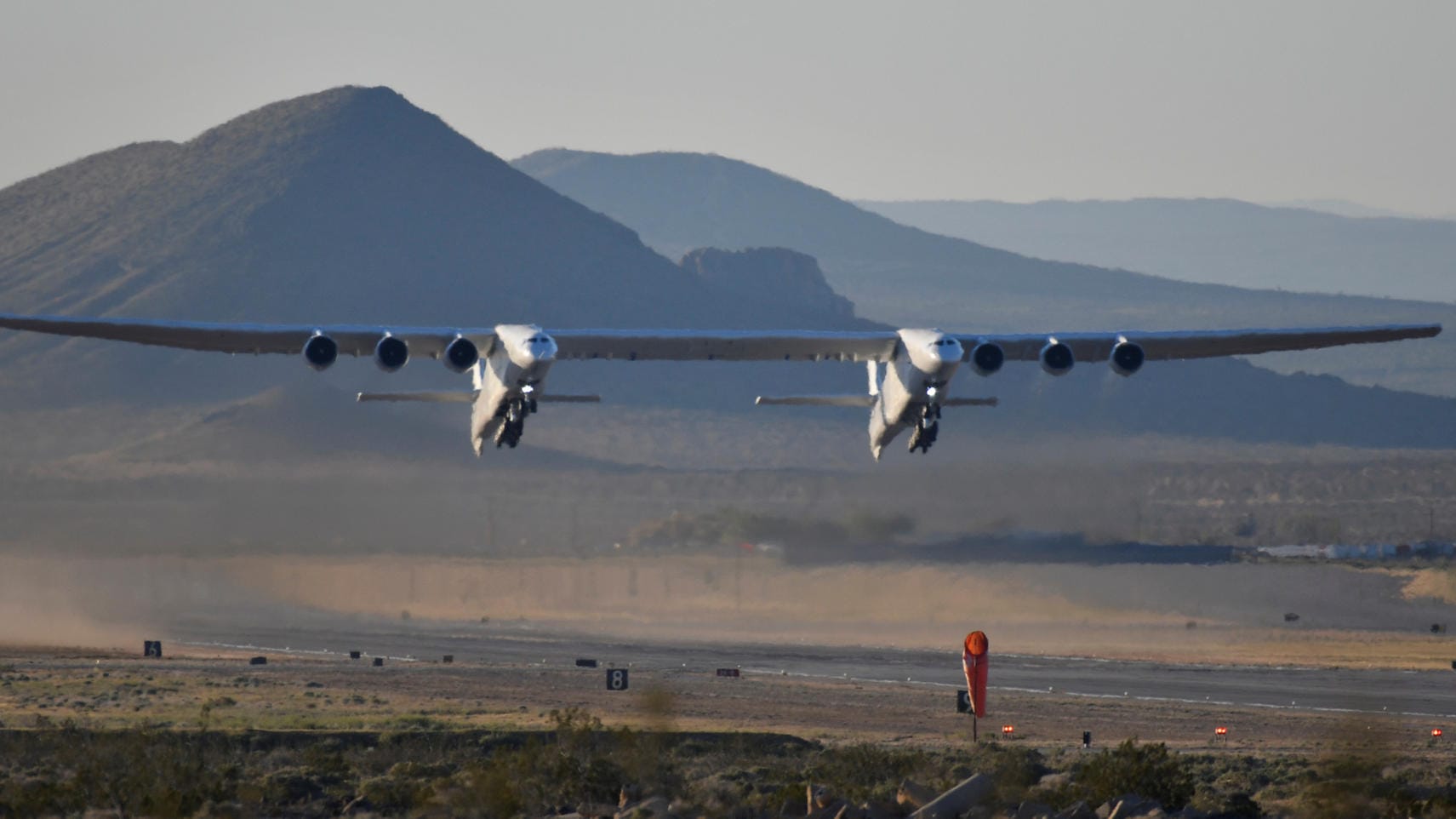 Die "Stratolaunch": Mit 117 Metern Flügelspannweite ist die Maschine das größte Flugzeug der Welt.