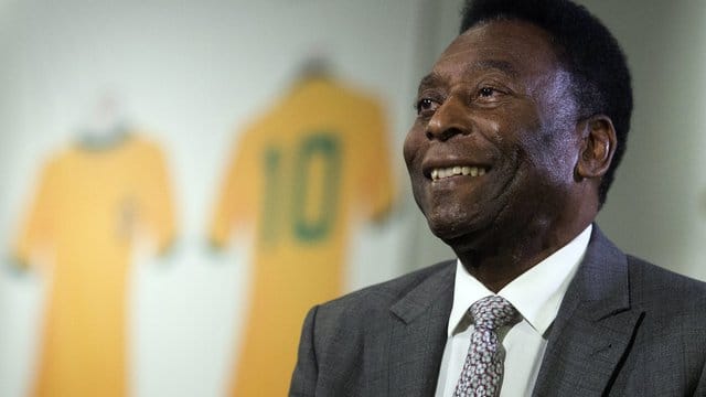 Der brasilianische Fußball-Legende Pele ist eine Nierenstein entfernt worden. Der brasilianische Fußball-Legende Pele ist eine Nierenstein entfernt worden.