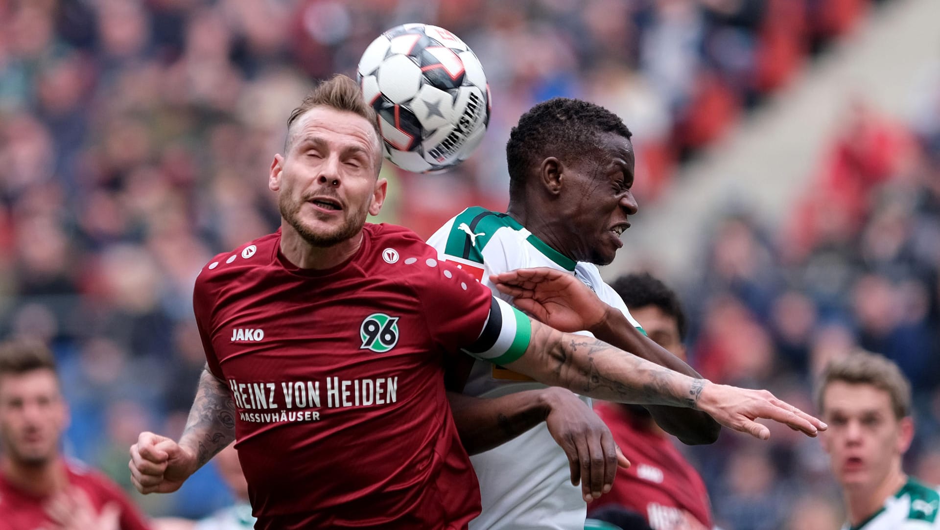 Zumindest der Einsatz stimmt: Hannovers Marvin Bakalorz (l.) schmeißt sich ins Kopfballduell mit Gladbachs Denis Zakaria.