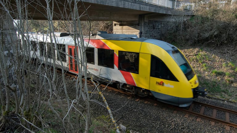 Regionalbahn der Hessischen Landesbahn: Unbekannte haben einen Anschlag auf einen der Züge verübt.