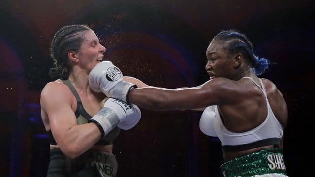 Christina Hammer (l) hatte gegen Claressa Shields keine Chance.