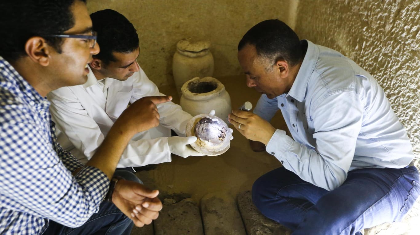 Mustafa Wazir (r.), Generalsekretär des Rates für das ägyptische Altertum, und Mohamed Mujahid (l.), Leiter für ägyptische archäologische Funde in Sakkara, betrachten ein Objekt aus dem Grab.