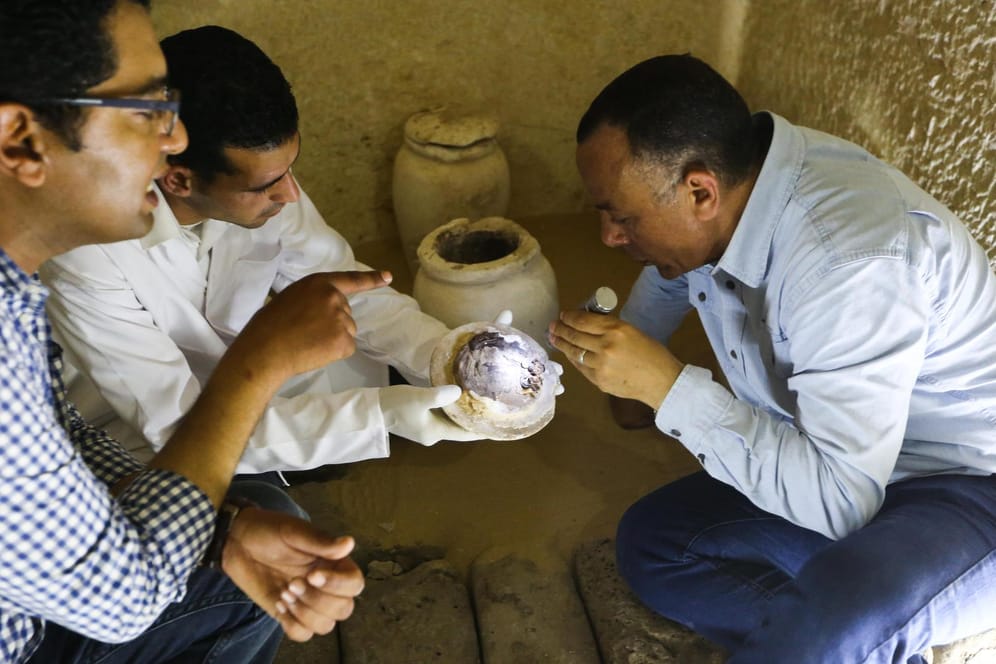 Mustafa Wazir (r.), Generalsekretär des Rates für das ägyptische Altertum, und Mohamed Mujahid (l.), Leiter für ägyptische archäologische Funde in Sakkara, betrachten ein Objekt aus dem Grab.