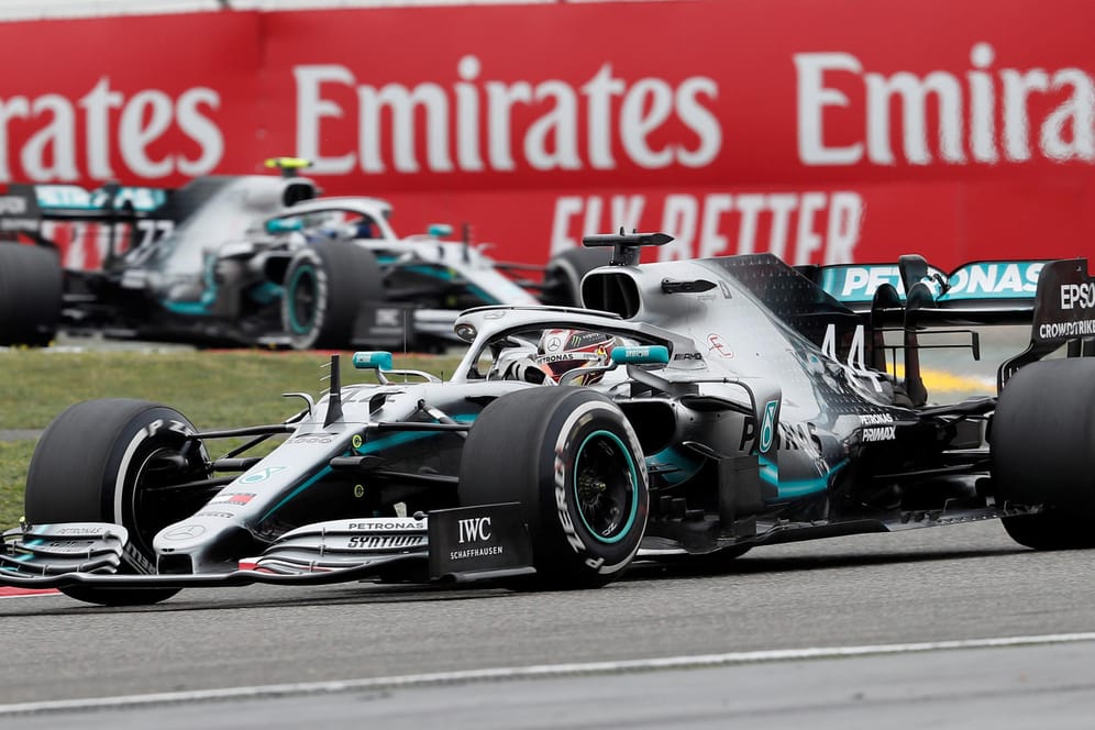 Lewis Hamilton (vorne) und Valtteri Bottas ließen der Konkurrenz auch in Shanghai keine Chance.