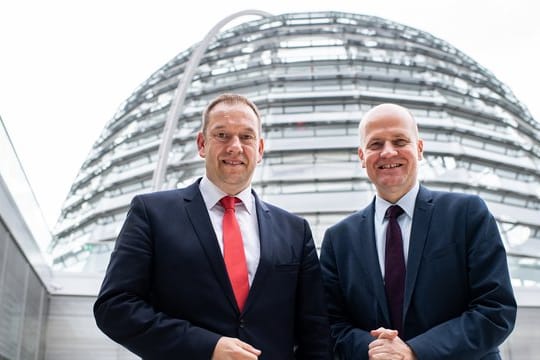 Unionsfraktionschef Ralph Brinkhaus (r) und der verteidigungspolitische Sprecher, Henning Otte, auf einer Terasse des Bundestags.