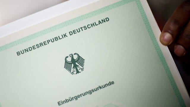 Für sogenannte Identitätstäuscher gilt bislang eine Fünf-Jahres-Frist: Wer nach diesem Zeitraum auffliegt, verliert seine deutsche Staatsangehörigkeit nicht.