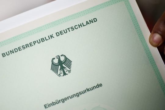 Für sogenannte Identitätstäuscher gilt bislang eine Fünf-Jahres-Frist: Wer nach diesem Zeitraum auffliegt, verliert seine deutsche Staatsangehörigkeit nicht.