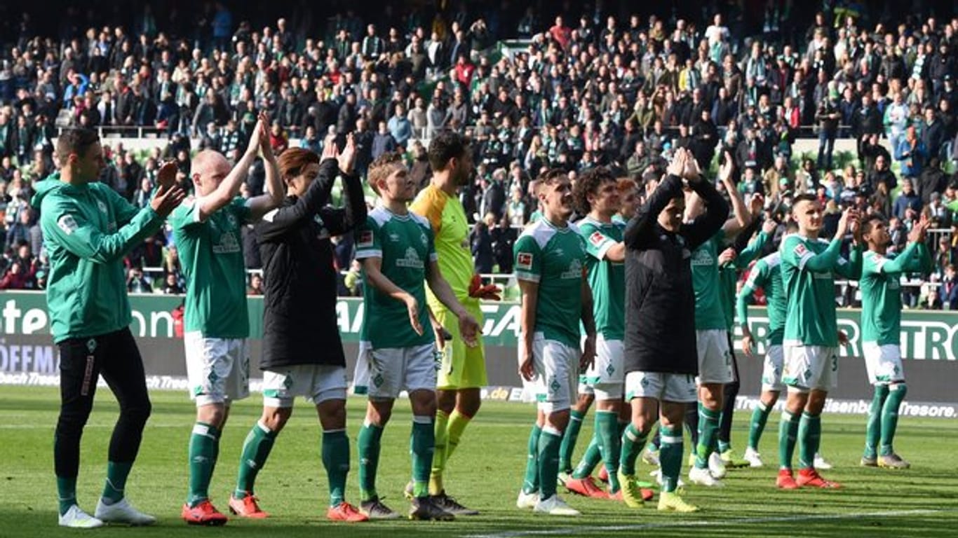 Die Bremer Spieler bedanken sich nach dem Sieg gegen Freiburg bei ihren Fans.