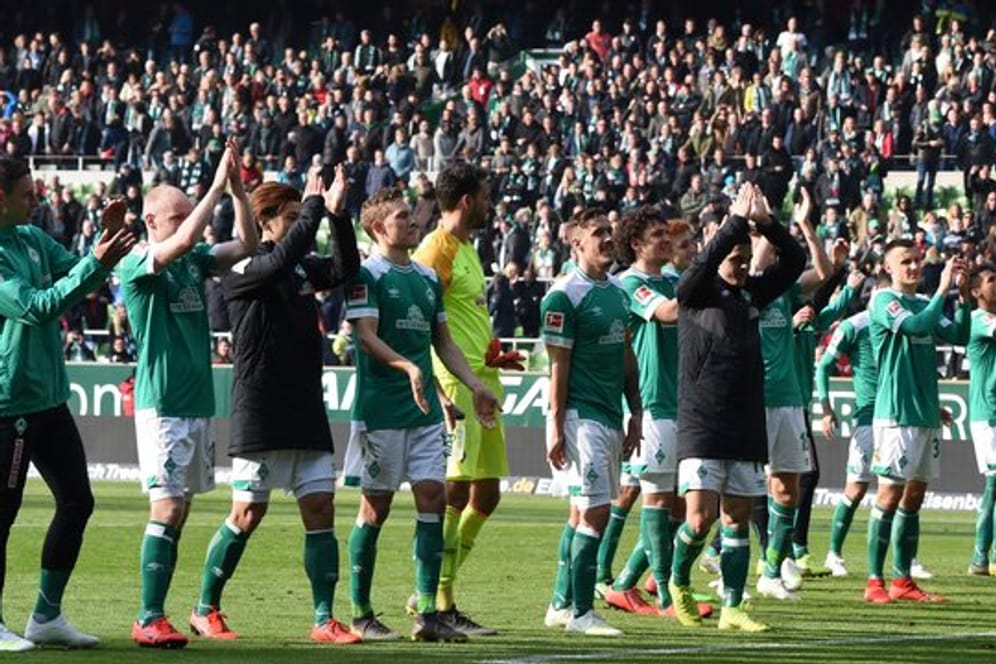 Die Bremer Spieler bedanken sich nach dem Sieg gegen Freiburg bei ihren Fans.