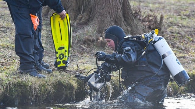 Polizeitaucher suchen im Wolziger See im Landkreis Dahme-Spreewald nach Rebecca. Polizeitaucher suchen im Wolziger See im Landkreis Dahme-Spreewald nach Rebecca.