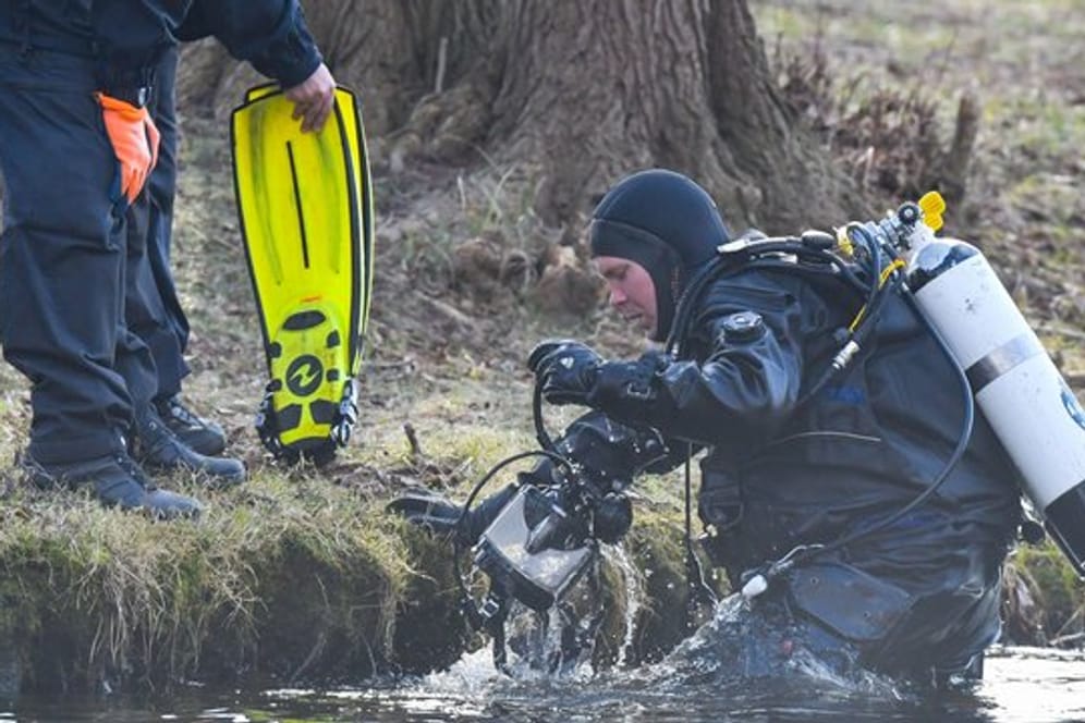 Polizeitaucher suchen im Wolziger See im Landkreis Dahme-Spreewald nach Rebecca.