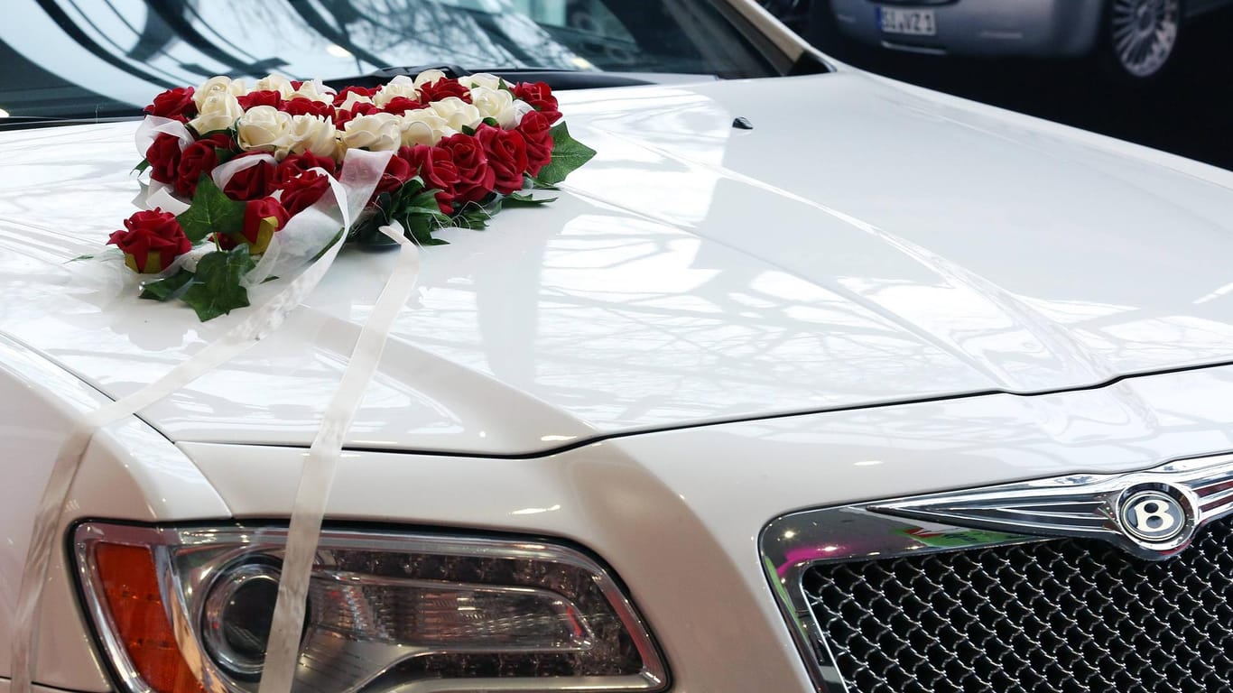 Ein für eine Hochzeit geschmücktes Auto (Archivbild): In Berlin ist der Teilnehmer eines Hochzeitskorsos in den Gegenverkehr geraten.