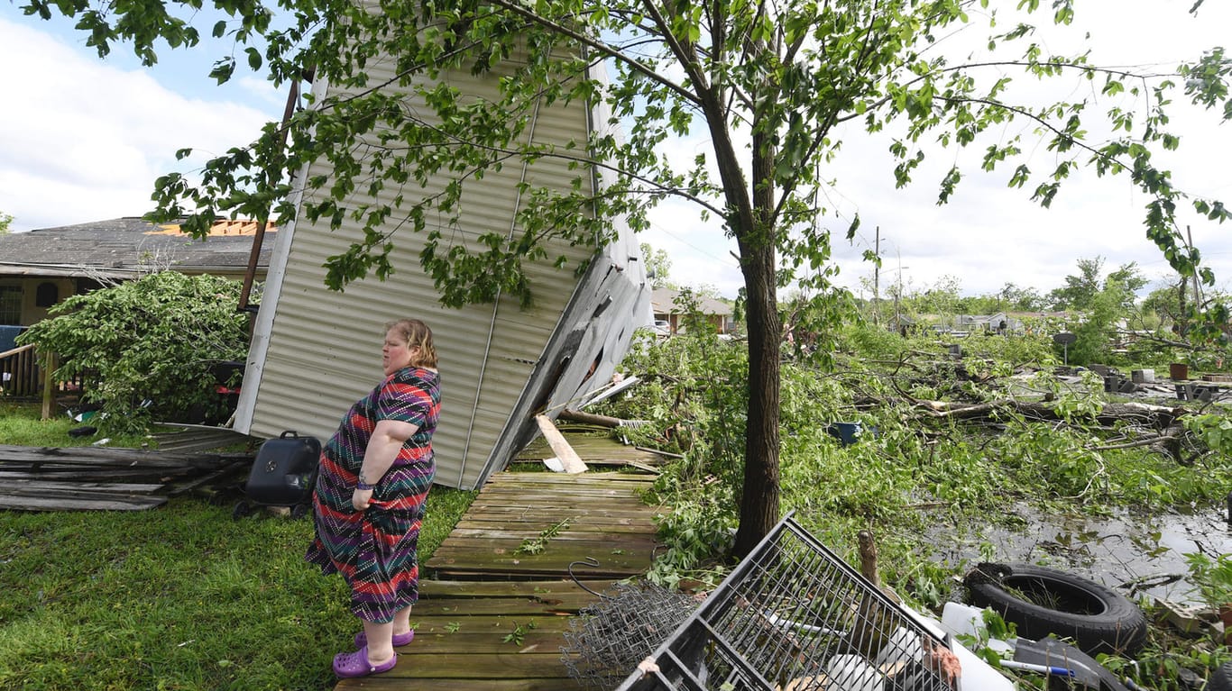 Angel Funk steht im Hinterhof ihres Wohnhauses: Das Haus der Frau wurde bei einem Unwetter vom Wohnmobil ihrer Nachbarin getroffen.