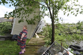 Angel Funk steht im Hinterhof ihres Wohnhauses: Das Haus der Frau wurde bei einem Unwetter vom Wohnmobil ihrer Nachbarin getroffen.