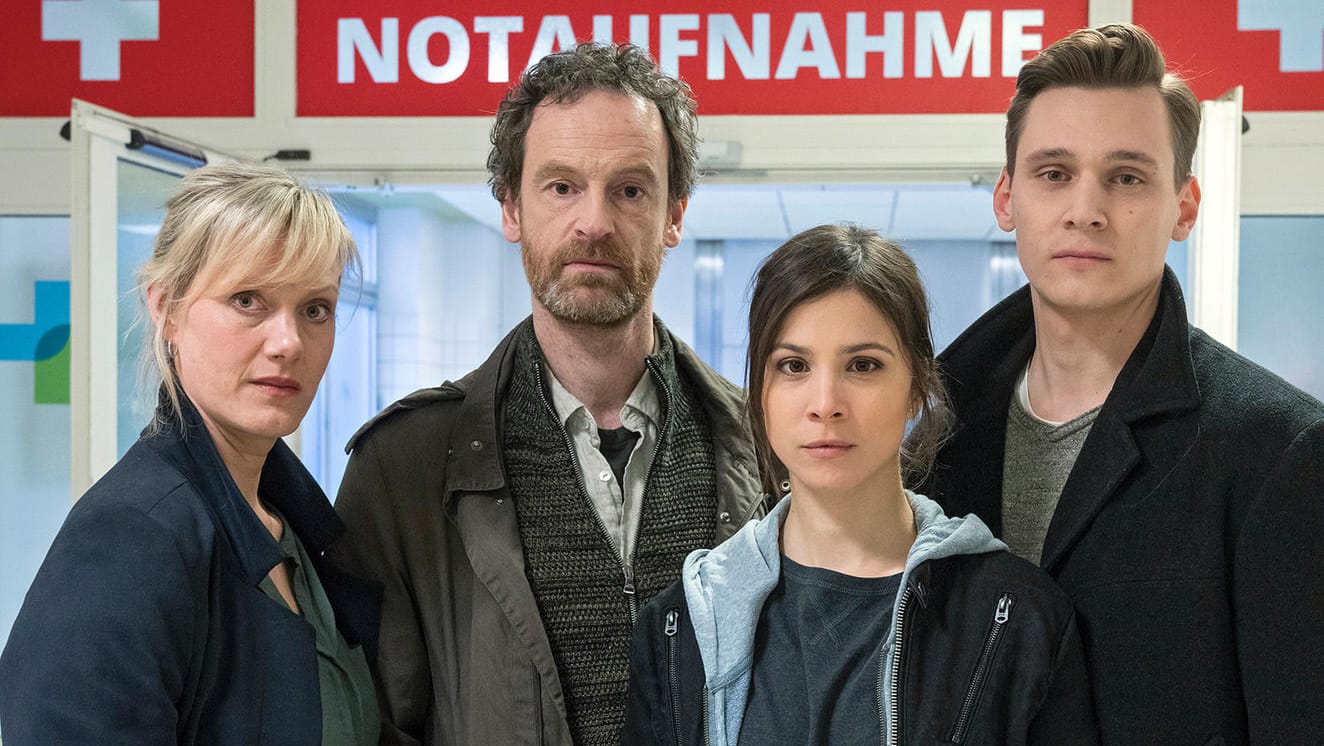 Tatort zentrale Notaufnahme: Anna Schudt als Martina Bönisch, Jörg Hartmann als Peter Faber, Aylin Tezel als Nora Dalay, Rick Okon als Jan Pawlak.