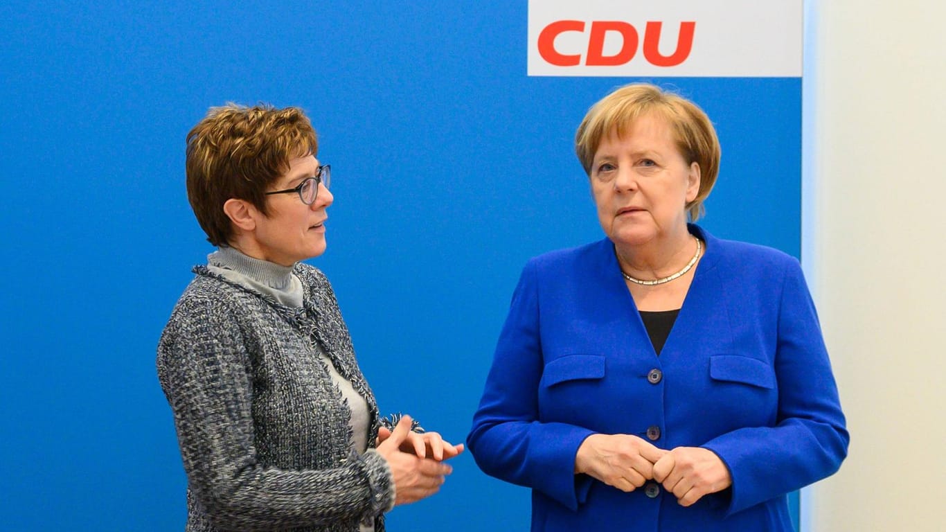 Annegret Kramp-Karrenbauer (l.) und Angela Merkel: Die CDU-Vorsitzende soll enttäuscht über die Kanzlerin sein, weil diese kaum im Europa-Wahlkampf auftrete.