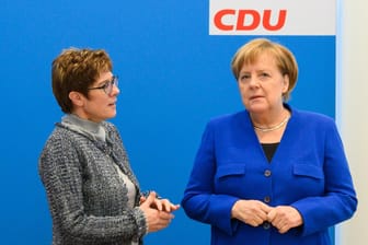 Annegret Kramp-Karrenbauer (l.) und Angela Merkel: Die CDU-Vorsitzende soll enttäuscht über die Kanzlerin sein, weil diese kaum im Europa-Wahlkampf auftrete.