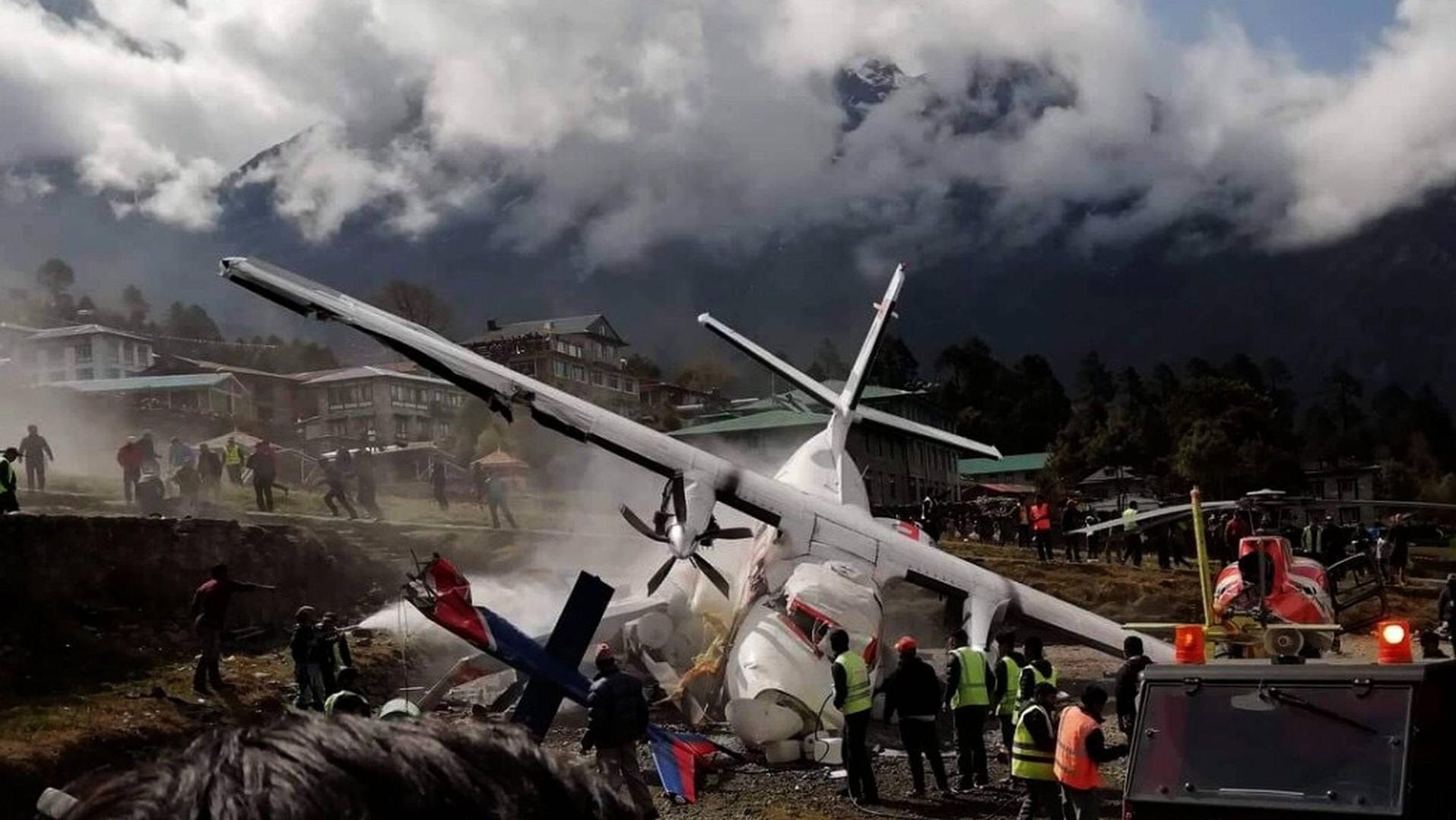 Bei einem Flugzeugunglück auf dem berüchtigten Flughafen Lukla in der Nähe des Mount Everest in Nepal sind drei Menschen ums Leben gekommen.