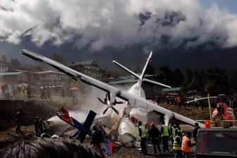 Bei einem Flugzeugunglück auf dem berüchtigten Flughafen Lukla in der Nähe des Mount Everest in Nepal sind drei Menschen ums Leben gekommen.