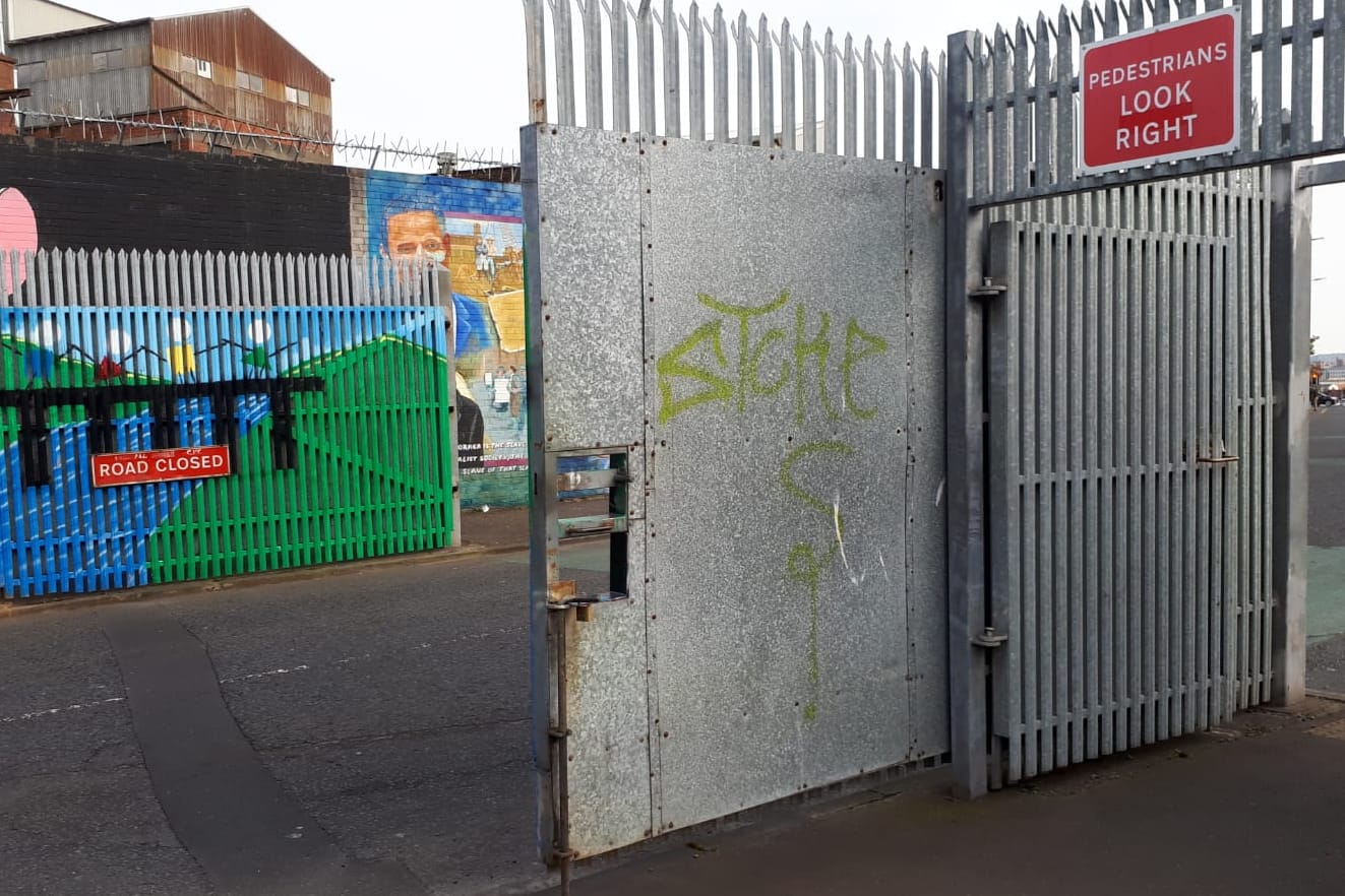 Ein Durchgang an der "Peace Wall" in Belfast: Die Tore können jederzeit geschlossen werden, um gewalttätige Auseinandersetzungen zu vermeiden. Der Konflikt zwischen Protestanten und Katholiken ist hier noch allgegenwärtig.