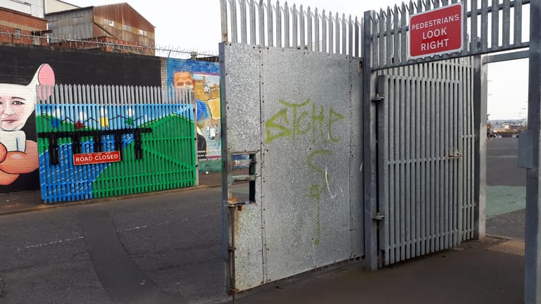 Ein Durchgang an der "Peace Wall" in Belfast: Die Tore können jederzeit geschlossen werden, um gewalttätige Auseinandersetzungen zu vermeiden. Der Konflikt zwischen Protestanten und Katholiken ist hier noch allgegenwärtig.