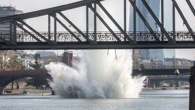 Die Detonation des US-Blindgängers lässt im Main eine riesige Wasserfontäne entstehen. Die Detonation des US-Blindgängers lässt im Main eine riesige Wasserfontäne entstehen.