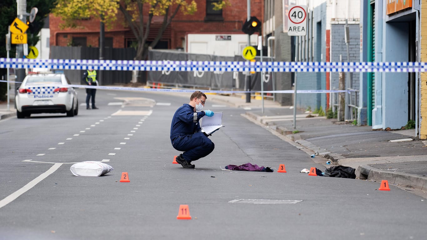 Melbourne: Ein Forensiker der Victoria Police sichert am Tatort Spuren vor dem abgesperrten Zugang zum Nachtclub "Love Machine".