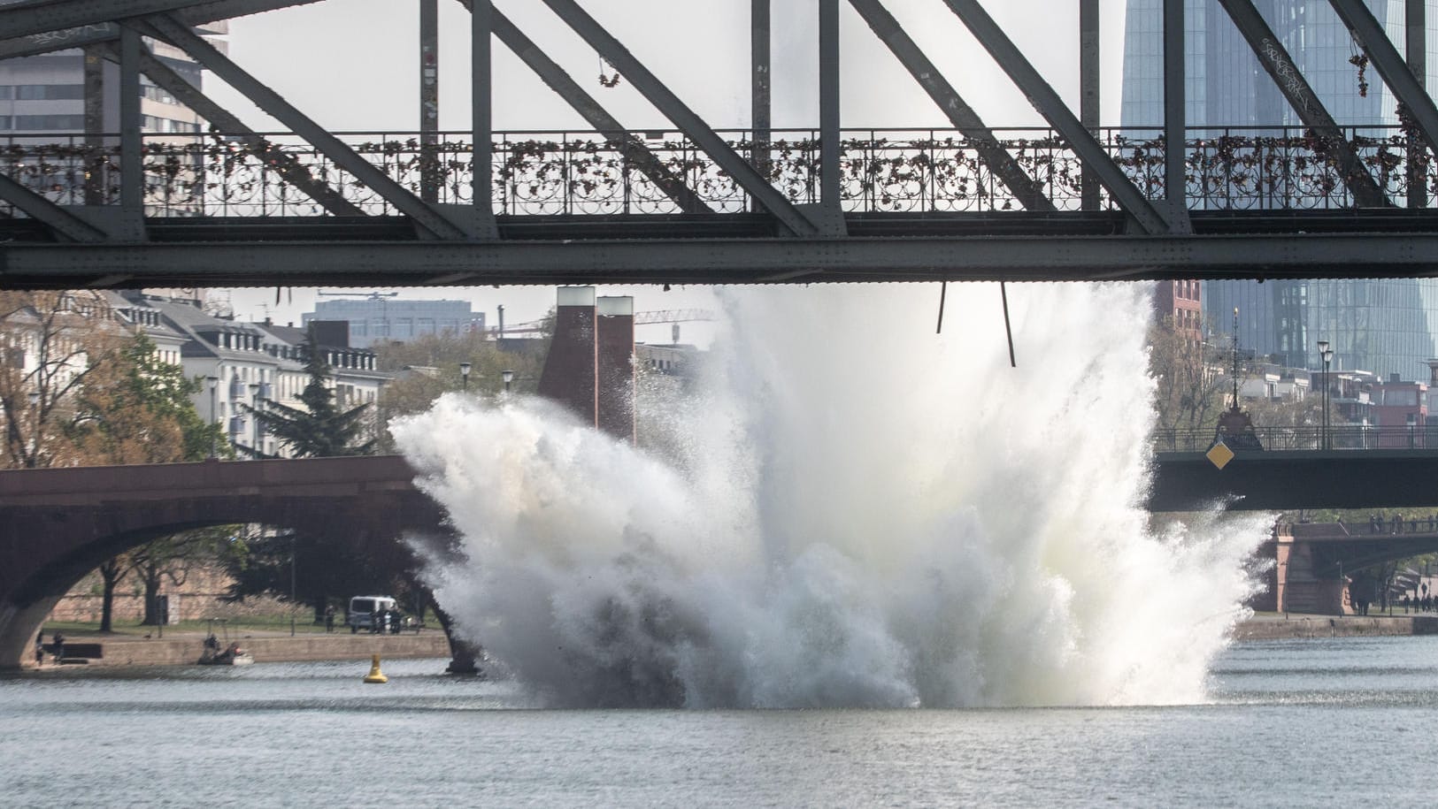 Frankfurt am Main: Eine große Wasserfontäne steigt auf, als eine im Main liegende US-amerikanische 250-Kilogramm-Bombe aus dem Zweiten Weltkrieg mit einer Sprengung umschädlich gemacht wird.