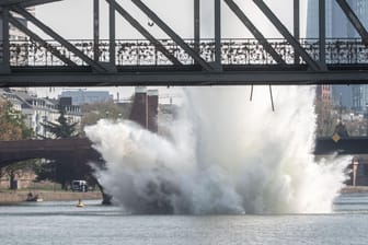 Frankfurt am Main: Eine große Wasserfontäne steigt auf, als eine im Main liegende US-amerikanische 250-Kilogramm-Bombe aus dem Zweiten Weltkrieg mit einer Sprengung umschädlich gemacht wird.