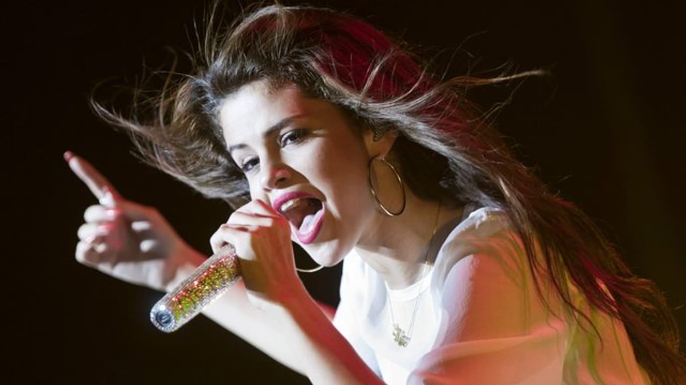 Selena Gomez hat ihre Fans mit einem Auftritt beim Coachella-Festival in Südkalifornien überrascht.