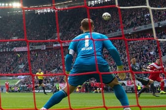 Manuel Neuer hat sich gegen Düsseldorf erneut verletzt.