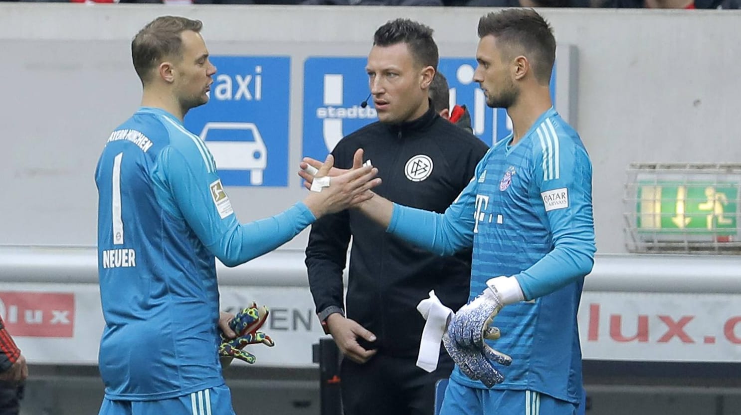 Kurz nach Beginn der zweiten Halbzeit: Manuel Neuer muss ausgewechselt werden, Sven Ulreich kommt ins Spiel.